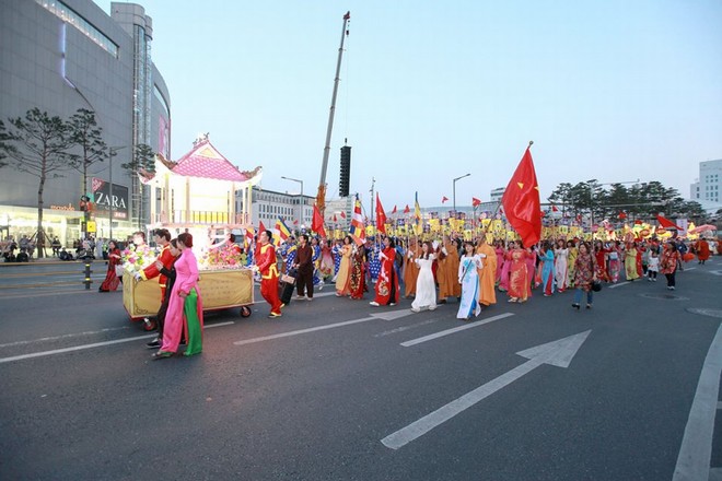Đoàn Phật giáo VN tham dự lễ hội lồng đèn hoa sen